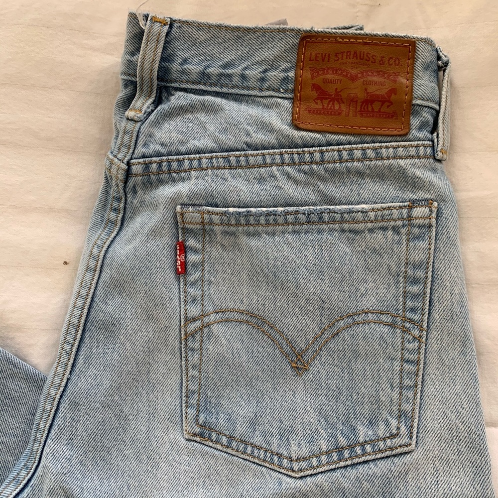 Light wash Levi’s Size 28